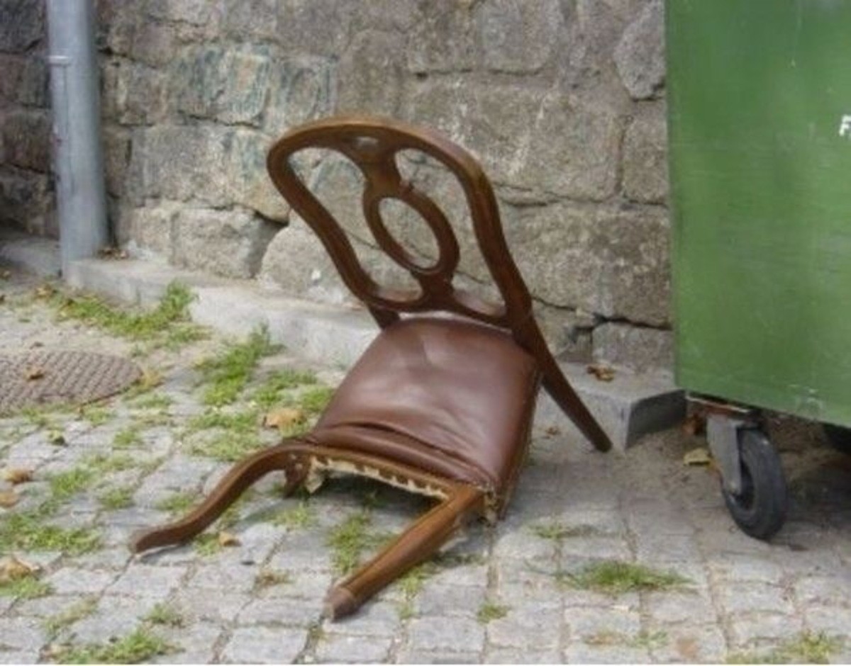 Сломанный стул